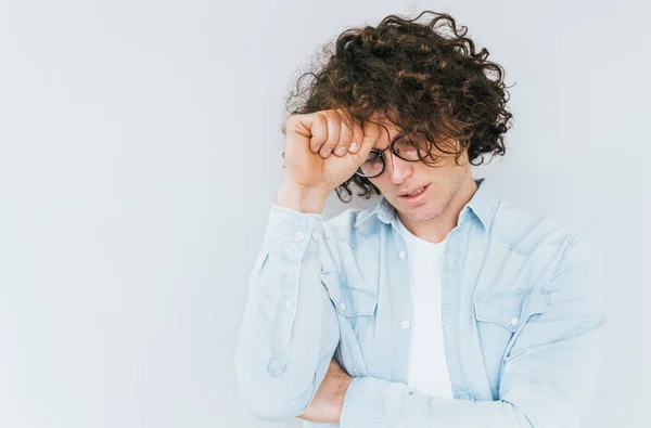 Retrato Estudio Horizontal Hombre Camisa Mezclilla Tiene Dolor Cabeza Con — Foto de Stock