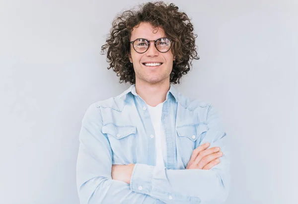 Retrato Estudio Guapo Hombre Sonriente Atractivo Posando Para Publicidad Lleva — Foto de Stock