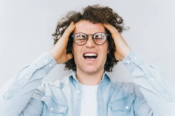 Closeup Estúdio Tiro Homem Sardento Frustrado Com Cabelo Encaracolado Tem — Fotografia de Stock