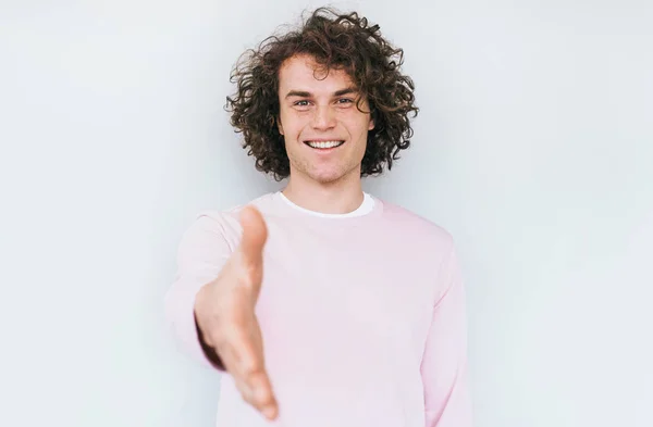 Retrato Jovem Homem Alegre Com Penteado Encaracolado Moda Sorrindo Amplamente — Fotografia de Stock