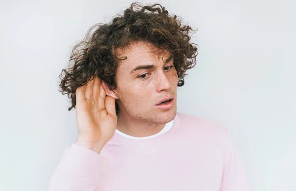 Retrato Estudio Atractivo Hombre Escuchando Escondidas Con Pelo Rizado Colocando — Foto de Stock