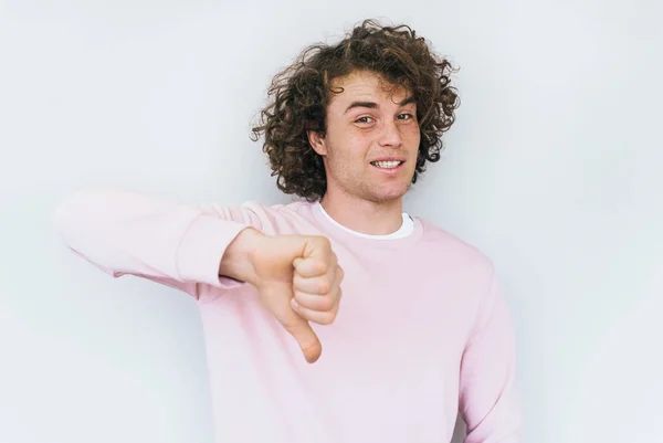 Retrato Macho Elegante Com Cabelo Encaracolado Posa Estúdio Contra Fundo — Fotografia de Stock