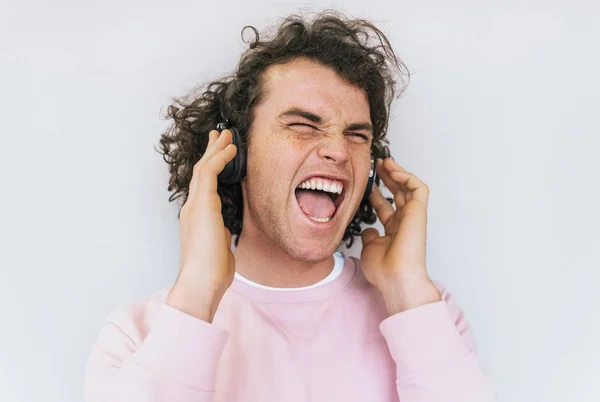 Primer Plano Libertad Guapo Joven Hombre Elegante Con Pelo Rizado — Foto de Stock