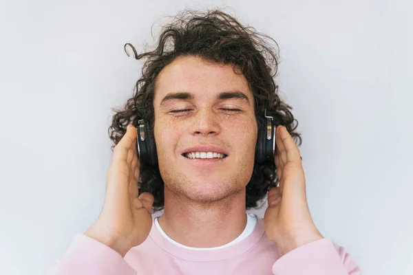 Retrato Primer Plano Guapo Joven Modelo Masculino Sonriente Con Pelo — Foto de Stock