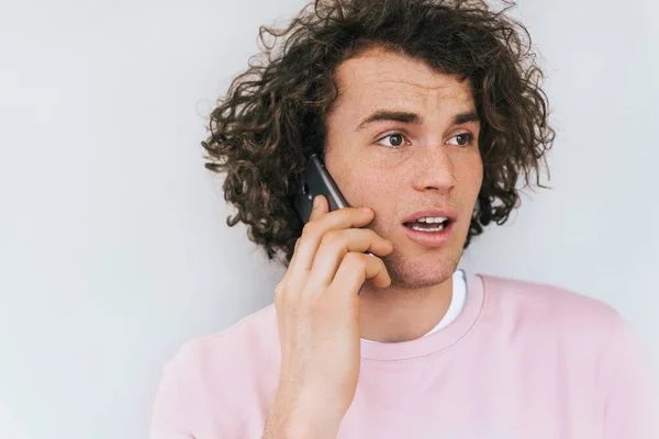 Retrato Close Recortado Macho Bonito Com Cabelo Encaracolado Tem Comunicação — Fotografia de Stock