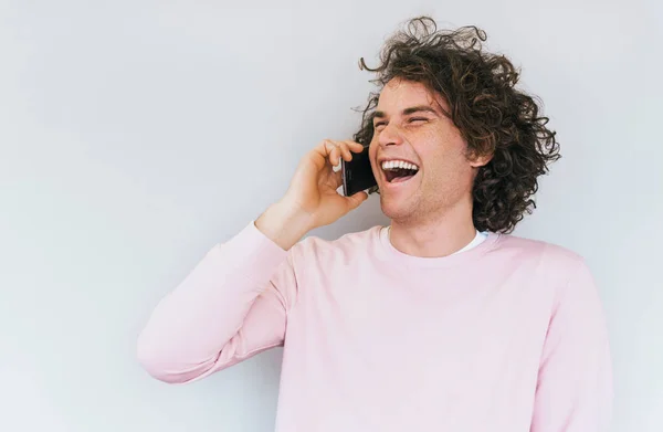 Retrato Hombre Alegre Feliz Con Pelo Rizado Tiene Comunicación Con — Foto de Stock