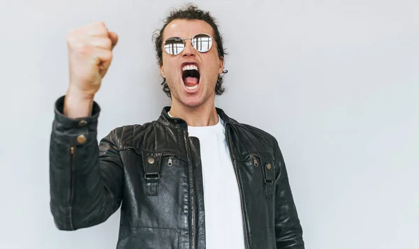 Estudio Retrato Guapo Modelo Masculino Con Pelo Rizado Lleva Gafas — Foto de Stock