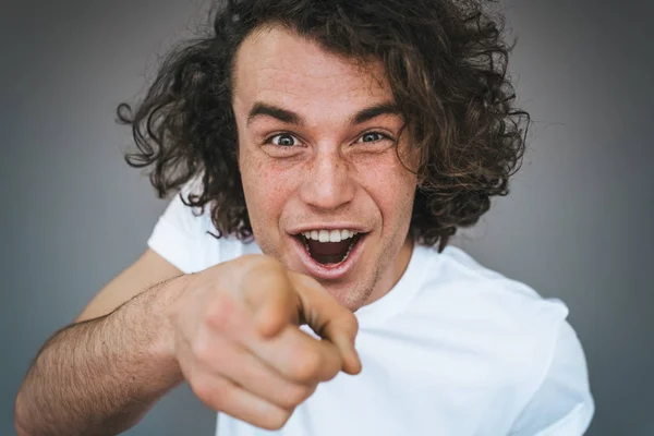 Primer Plano Retrato Estudio Complacido Hombre Caucásico Feliz Lleva Camiseta — Foto de Stock