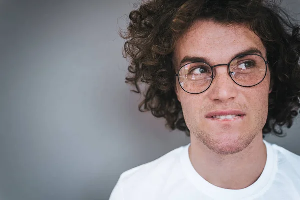 Homem Pensativo Bonito Com Cabelo Encaracolado Usa Shirt Branca Óculos — Fotografia de Stock