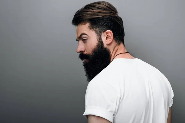 Vue Arrière Brutal Attrayant Jeune Modèle Masculin Barbu Regardant Côté — Photo