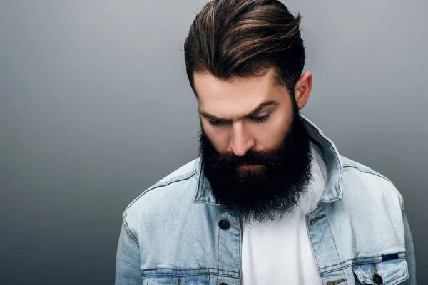 Närbild Porträtt Stilig Hipster Fashionabla Unga Kaukasiska Hane Med Tjockt — Stockfoto