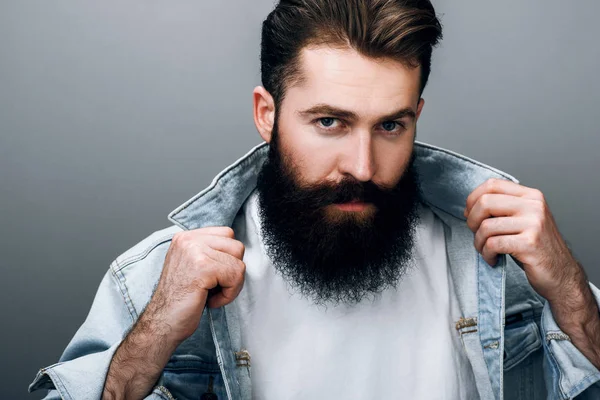 Close Tiro Atraente Brutal Elegante Jovem Europeu Masculino Com Barba — Fotografia de Stock