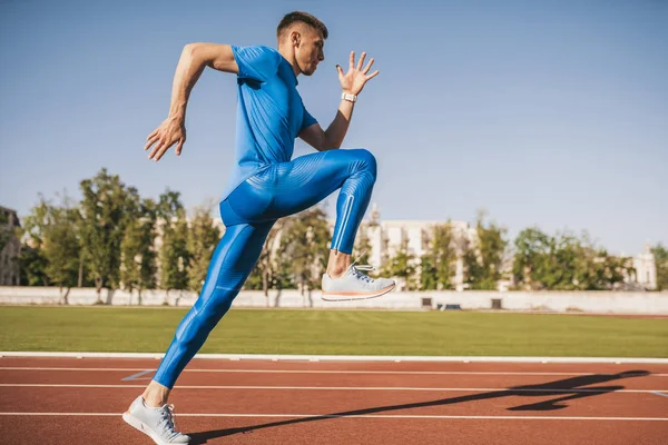 Atleta Jovem Ativo Correndo Correndo Sozinho Longo Uma Pista Corrida — Fotografia de Stock