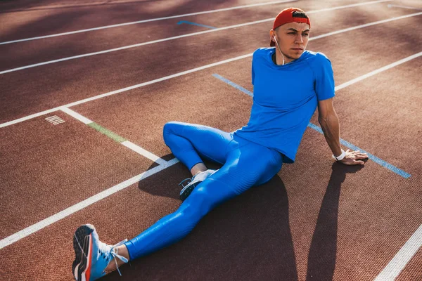 Atleta Caucásico Relajado Macho Haciendo Ejercicios Estiramiento Sentado Pista Atletismo — Foto de Stock