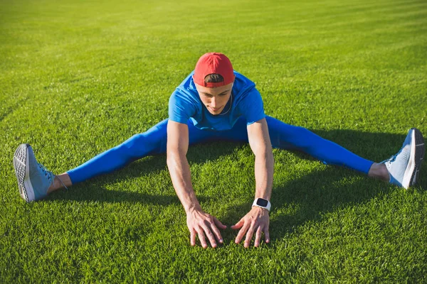 Sport People Attractive Athlete Young Male Stretching His Leg Green — Stock Photo, Image