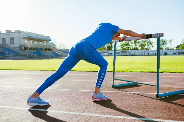 Mensen Sport Concept Atleet Man Oefeningen Met Een Hindernis Lopen — Stockfoto