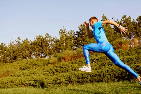 Widok Całego Ciała Młody Sprawny Mężczyzna Runner Ćwiczeń Zielonej Trawie — Zdjęcie stockowe