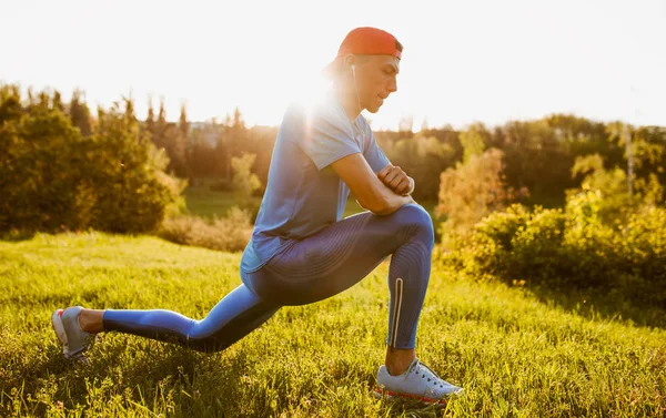 Atleta Maschio Che Estende Erba Verde Nel Parco Preparandosi Corsa — Foto Stock