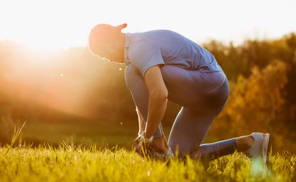 Horizontale Zijaanzicht Van Fit Jonge Mannelijke Atleet Verbindt Schoenveters Vóór — Stockfoto