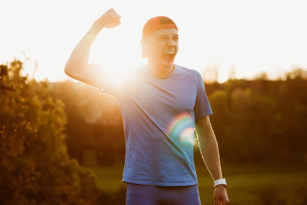 Porträt Eines Jungen Fitten Männlichen Athleten Der Den Sieg Beim — Stockfoto