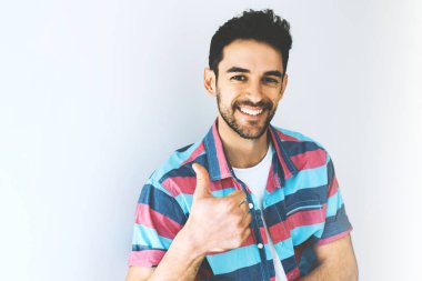 Yakışıklı beyaz başparmak kadar gösteren başarı ve başarı zevk ortaklarıyla karlı anlaşma yaptıktan sonra. Olumlu insan duyguları, ifadeleri, duygu ve tutum. Mutlu işadamı.