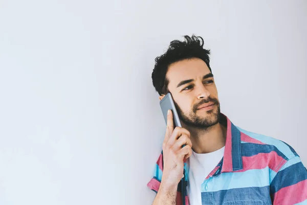 Knappe Blanke Man Shirt Met Behulp Van Mobiele Telefoon Die — Stockfoto