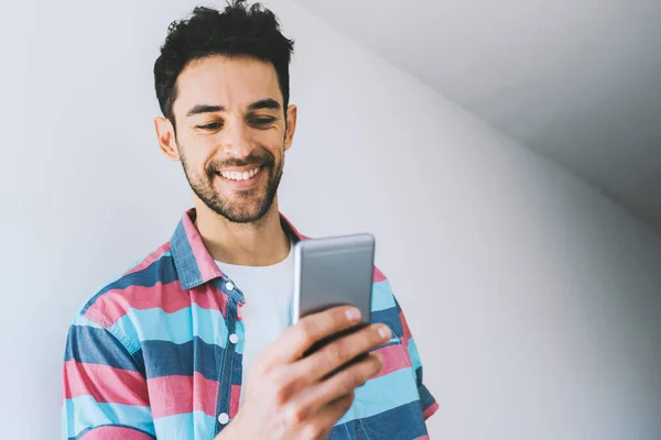 Homem Caucasiano Feliz Vestindo Camisa Mensagens Texto Telefone Celular Posando — Fotografia de Stock