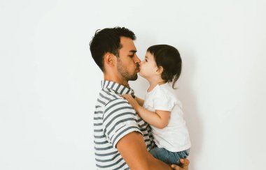 Yakışıklı baba küçük kızı öpüşme portresi. Genç Baba zaman onun çocuğuna keyif alıyor. Küçük kız yakışıklı babasıyla. Mutlu baba ve kızı. Yaşam tarzı aile.
