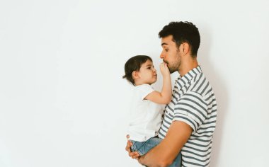 Komik baba ve kızı oynamak ve birlikte beyaz arka planı kucaklamak. Üst ve alt iyi ilişkisi. Baba ve yürümeye başlayan çocuk kız mutlu aile anlar. Çocukluk ve ebeveynlik Bakımı.