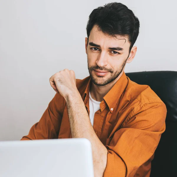 Retrato Interior Joven Caucásico Confiado Camisa Sentado Oficina Disfrutando Una — Foto de Stock