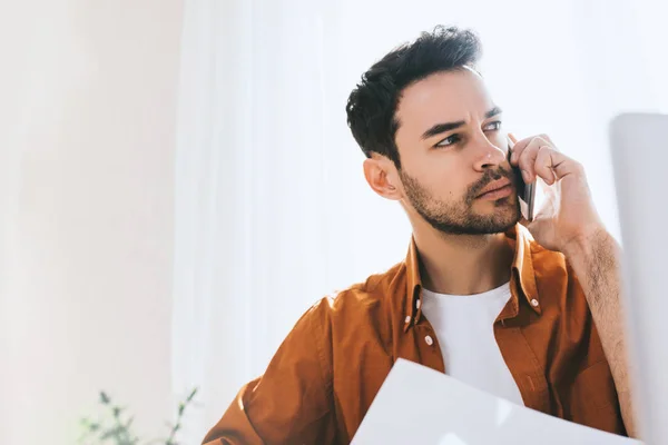 Buen Tiro Interior Del Joven Atractivo Que Tiene Mirada Seria — Foto de Stock