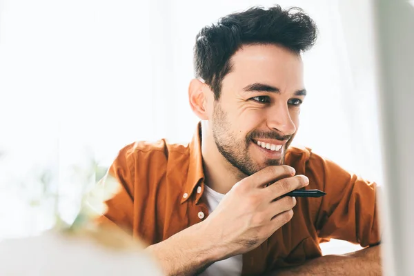 Close Tiro Homem Negócios Feliz Com Sorriso Alegre Alcançar Metas — Fotografia de Stock