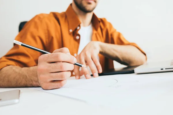 Atractiva Foto Recortada Hombre Negocios Analizando Gráficos Inversión Oficina Contabilidad — Foto de Stock