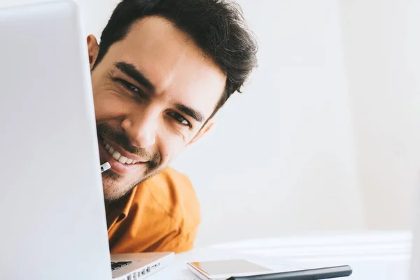 Primer Plano Retrato Confianza Joven Ejecutivo Sentado Detrás Computadora Portátil — Foto de Stock