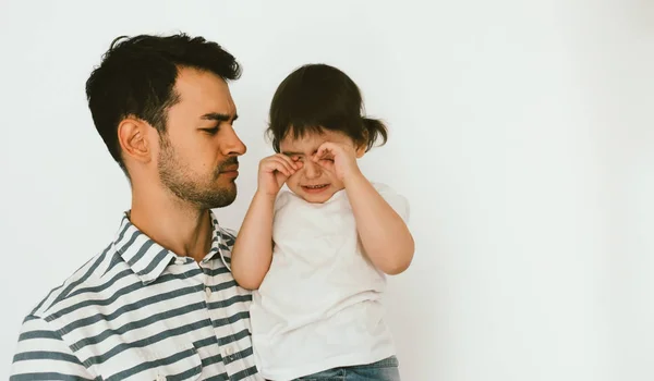 Retrato Belo Pai Hipster Segurando Sua Filha Chorando Jovem Pai — Fotografia de Stock