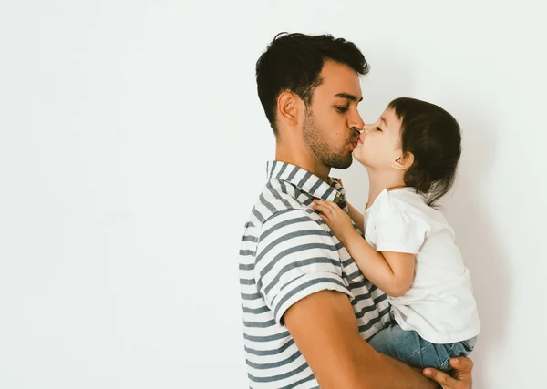 Kant Weergave Portret Van Knappe Vader Kussen Zijn Kleine Dochter — Stockfoto