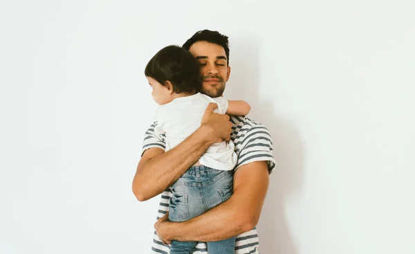 Pai Bonito Feliz Segurando Sua Linda Filha Contra Fundo Branco — Fotografia de Stock