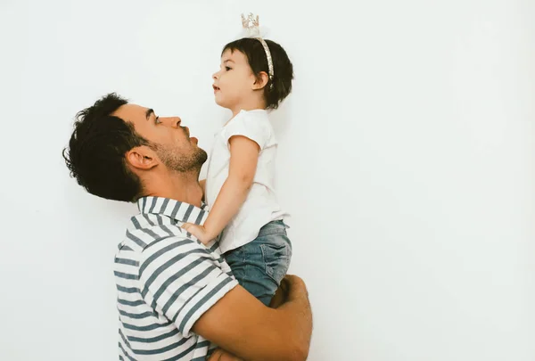 水平肖像的快乐爸爸和漂亮的女儿玩和拥抱在一起反对白色背景 亲情的亲密关系 父亲和幼儿女孩的生日有乐趣 — 图库照片