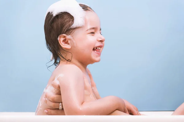 Bebê Criança Feliz Tomando Banho Brincando Com Mãe Espuma Criança — Fotografia de Stock