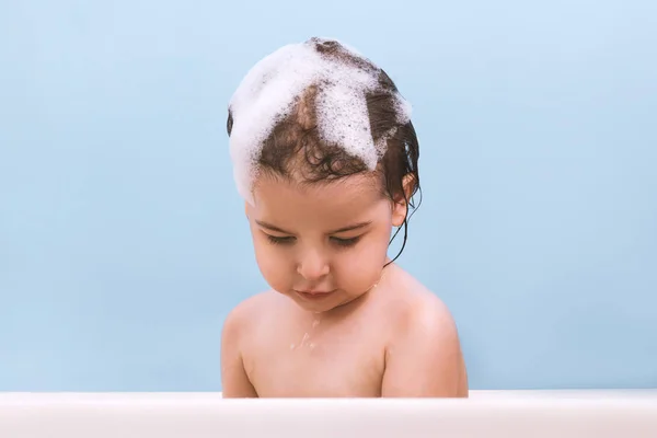 Bebê Bonito Criança Tomando Banho Com Polegares Para Cima Criança — Fotografia de Stock
