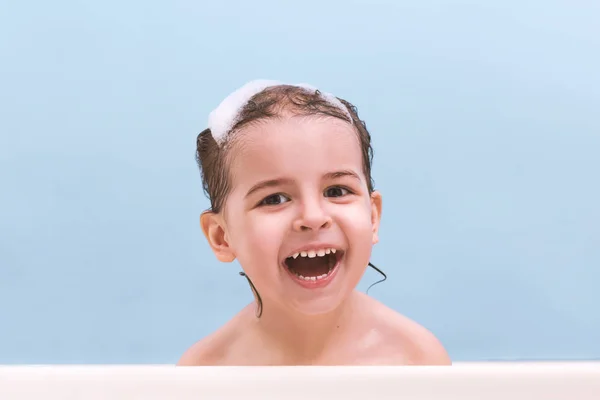 Divertente Ridere Bambino Felice Prendendo Bagno Giocando Con Bolle Schiuma — Foto Stock