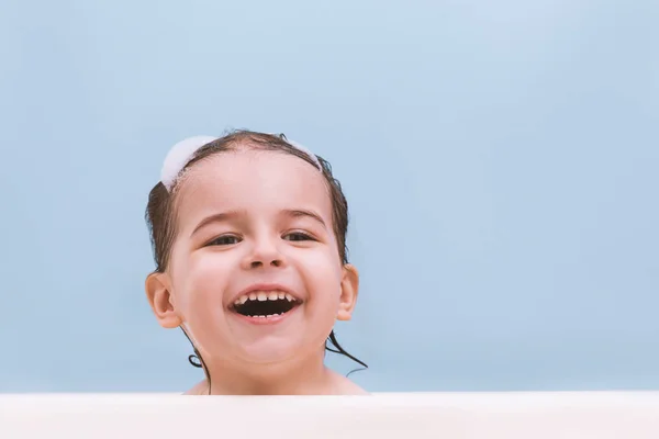 Rindo Bebê Criança Feliz Tomando Banho Brincando Com Bolhas Espuma — Fotografia de Stock