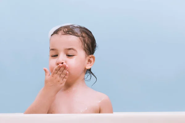 Feliz Bebê Bonito Criança Tomando Banho Brincando Com Bolhas Espuma — Fotografia de Stock