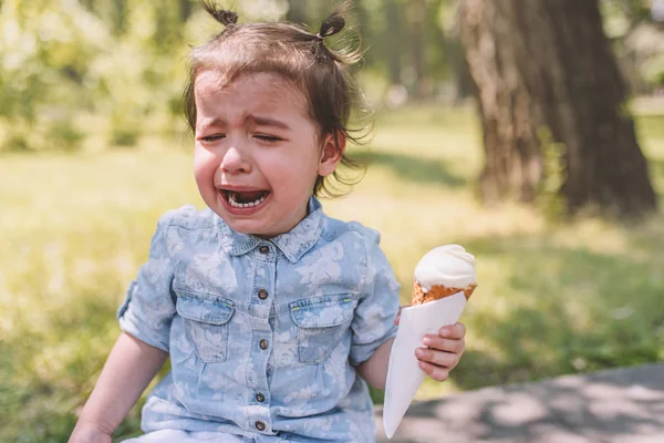 Portret Van Triest Huilende Kind Met Ice Cream Cone Hand — Stockfoto