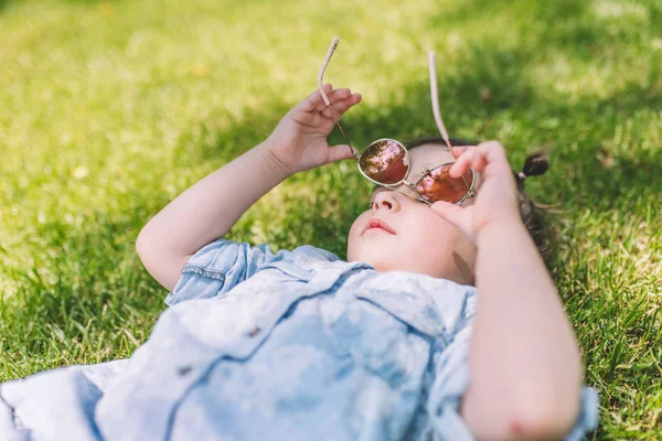 Adorabile Bambina Sdraiata Sull Erba Verde Bellissimo Bambino Bambino Che — Foto Stock