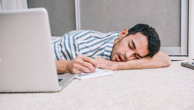 Genç beyaz dizüstü yakın gözler ile uyku uykuda freelancer iş adamı evde yerde yatarken süre kapalı. Hızlı nap. İnsanlar, yaşam tarzı, teknoloji, iş ve iletişim kavramı
