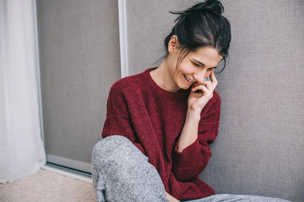 Candid Gelukkig Lachende Vrouw Zittend Vloer Praten Telefoon Thuis Jonge — Stockfoto