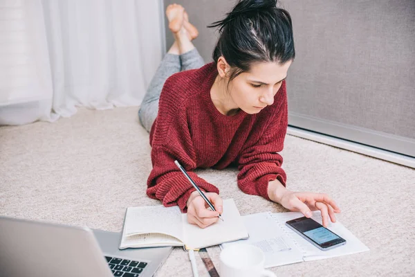 Retrato Una Joven Morena Usando Laptop Manejando Presupuesto Doméstico Casa —  Fotos de Stock
