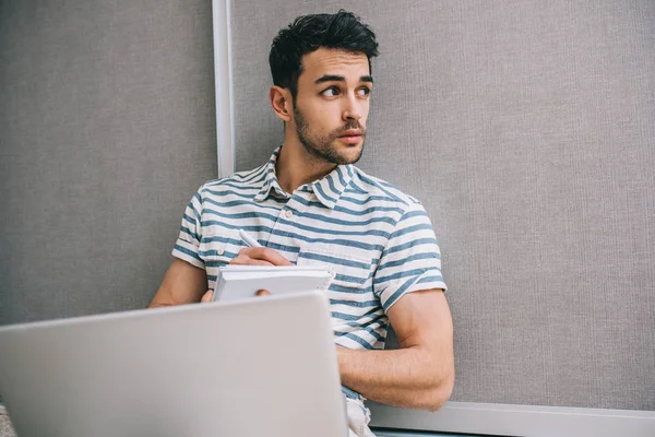 Cheerful Young Caucasian Man Stylish Shirt Sitting Floor Home Laptop — Stock Photo, Image
