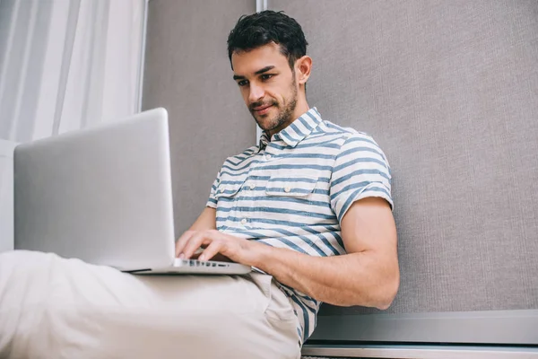 Hezký Usměvavá Kavkazských Mladík Elegantní Košili Podlahu Doma Laptop Klíně — Stock fotografie